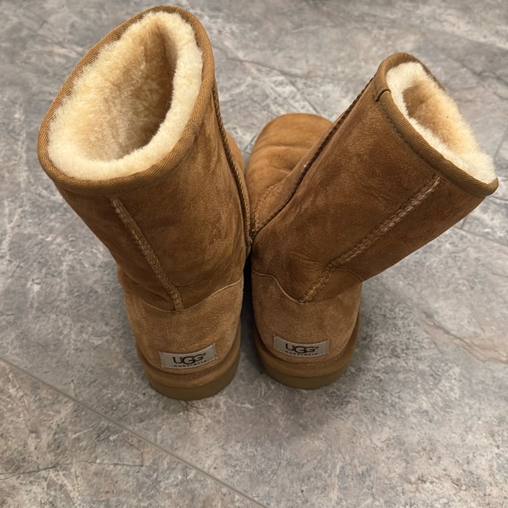 Women’s Ugg’s Chestnut Classic 
Size 9